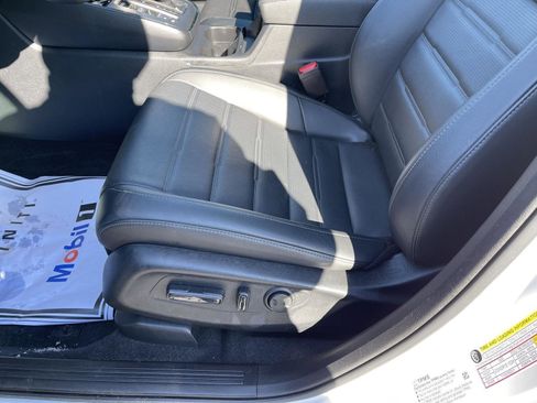 Used 2025 Honda CR-V EX-L image 3