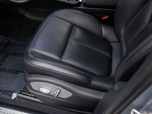 Used 2022 Porsche Macan S w/ Premium Package image 14