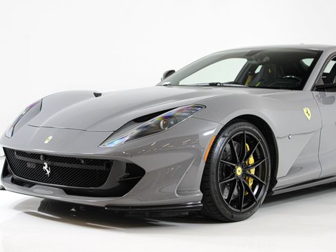 Used 2019 Ferrari 812 Superfast RWD image 3
