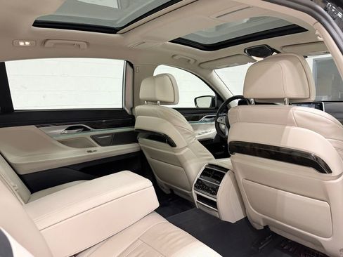 Used 2021 BMW 750i xDrive w/ Executive Package image 40