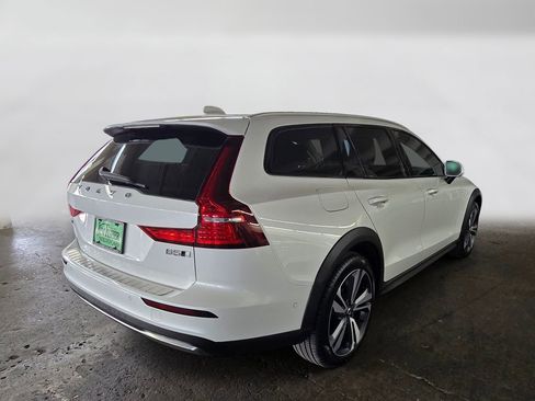 Certified 2024 Volvo V60 B5 Cross Country Plus w/ Protection Package Premier image 5