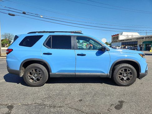 Used 2025 Honda Pilot TrailSport image 7