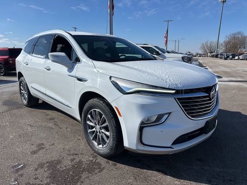 Used 2022 Buick Enclave Essence image 4