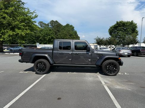 Used 2025 Jeep Gladiator Sport AWD/4WD image 6