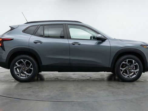 Used 2025 Chevrolet Trax LT w/ LT Convenience Package FWD image 11