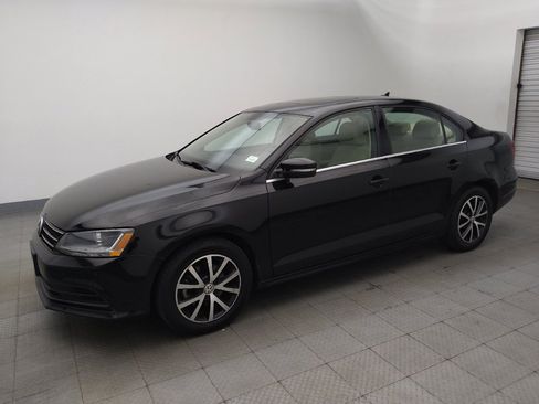 Used 2017 Volkswagen Jetta SE FWD image 2