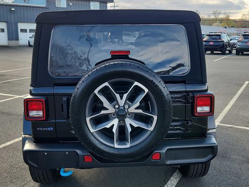 Used 2024 Jeep Wrangler Unlimited w/ Convenience Group AWD/4WD image 5