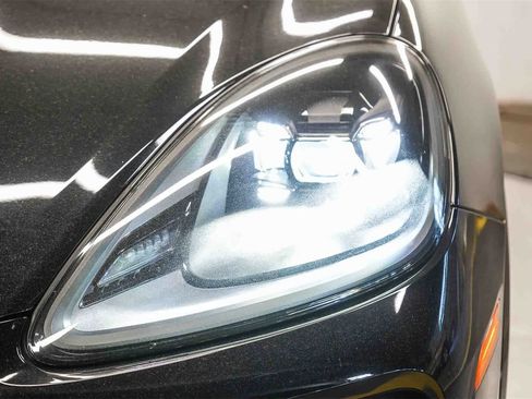 Used 2023 Porsche Cayenne Platinum Edition image 7