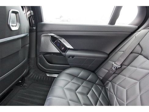 Used 2025 BMW 740i RWD image 12