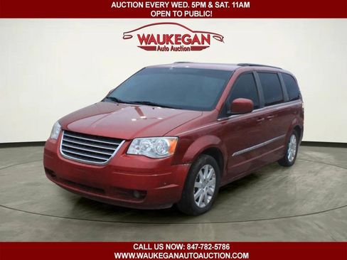 Used 2013 Chrysler Town & Country Touring w/ Trailer Tow Group FWD image 1