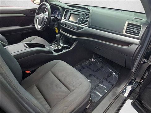 Used 2019 Toyota Highlander LE FWD image 21