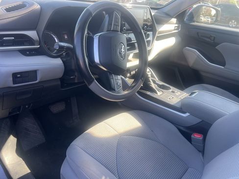 Used 2021 Toyota Highlander L image 8