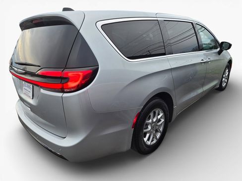 Used 2024 Chrysler Pacifica Touring-L image 4