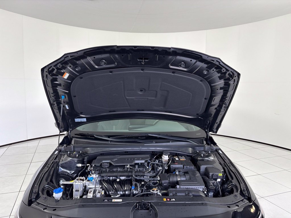 Used 2025 Hyundai Elantra SE FWD image 11