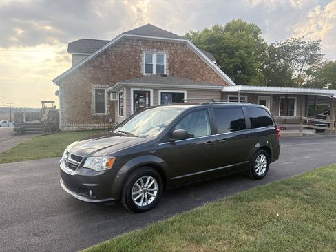 Used 2019 Dodge Grand Caravan SXT FWD image 1