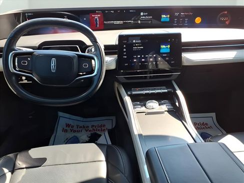 Used 2024 Lincoln Nautilus Premier image 9