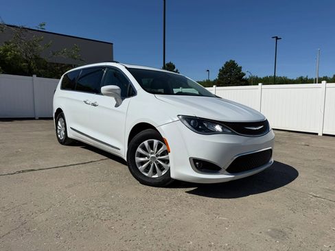 Used 2017 Chrysler Pacifica Touring-L FWD image 1