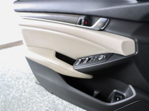 Used 2018 Honda Accord EX image 22