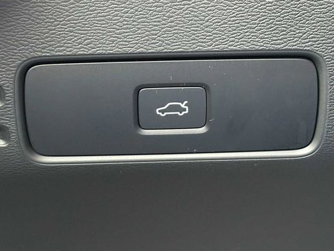 Certified 2025 Volvo XC40 B5 Plus AWD/4WD image 30