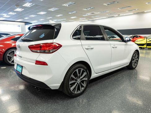 Used 2018 Hyundai Elantra GT FWD image 5