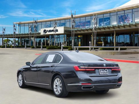 Used 2020 BMW 740i w/ Premium Package image 4