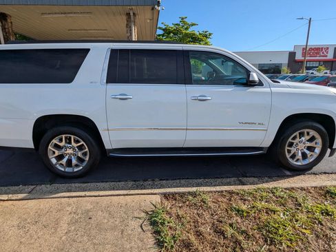 Used 2016 GMC Yukon XL SLT w/ Open Road Package AWD/4WD image 8