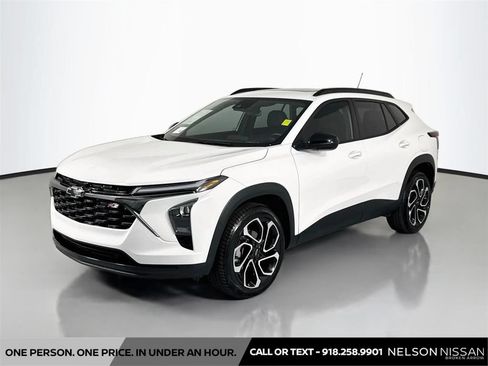 Used 2025 Chevrolet Trax RS w/ Sunroof Package FWD image 1