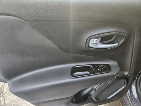 Used 2023 Jeep Renegade Limited image 13