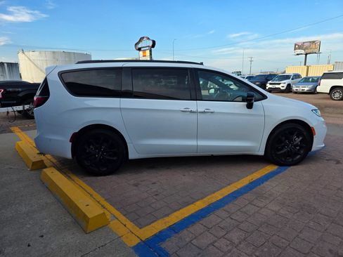 Used 2023 Chrysler Pacifica Limited w/ Uconnect Theater Family Group AWD/4WD image 4