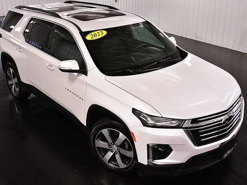 Used 2023 Chevrolet Traverse LT w/ LT Premium Package AWD/4WD image 12