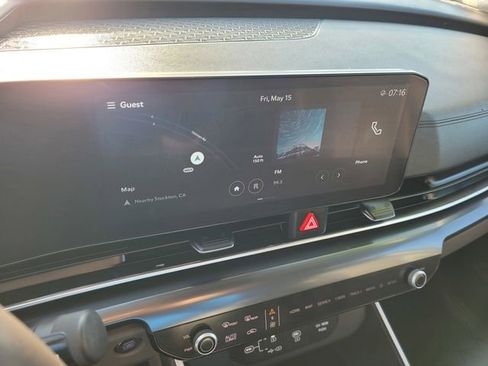 Used 2025 Kia Carnival FWD image 11