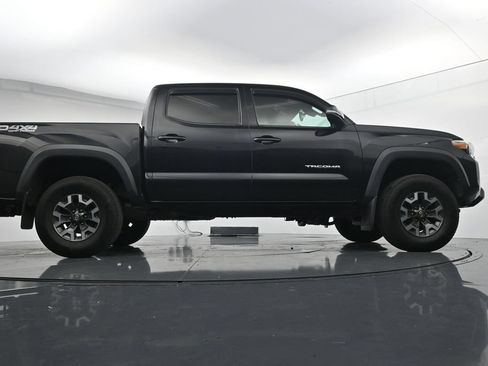 Used 2018 Toyota Tacoma TRD Off-Road w/ Technology Package AWD/4WD image 24