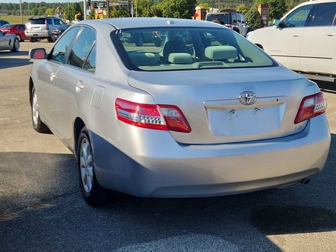 Used 2011 Toyota Camry LE image 4