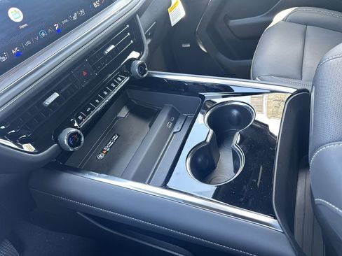 New 2025 Chevrolet Suburban Premier image 12