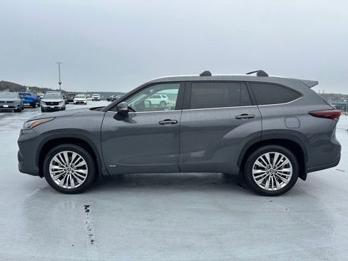 Certified 2025 Toyota Highlander Platinum image 6