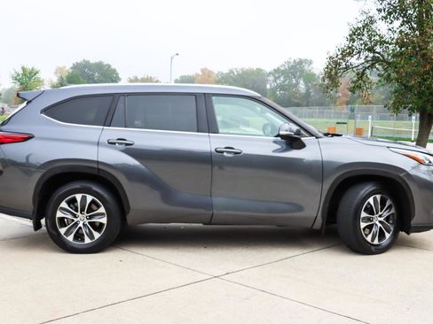 Used 2020 Toyota Highlander XLE image 5