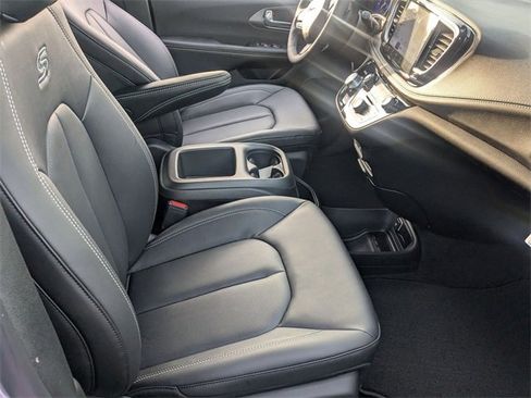 New 2026 Chrysler Pacifica Select image 33