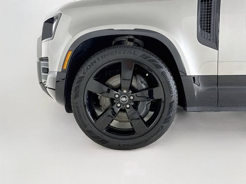 Used 2025 Land Rover Defender 110 X-Dynamic SE AWD/4WD image 27