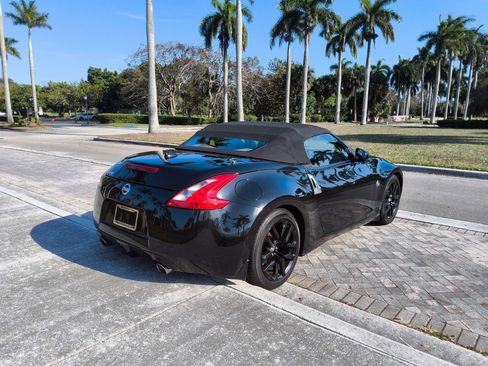 Used 2010 Nissan 370Z Roadster RWD image 7