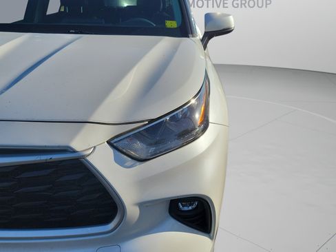Used 2022 Toyota Highlander XLE FWD image 11