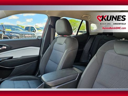 Used 2025 Chevrolet Trax LT w/ LT Convenience Package FWD image 13