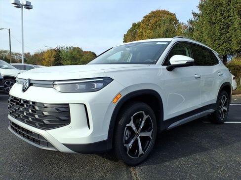 New 2025 Volkswagen Tiguan SE image 2