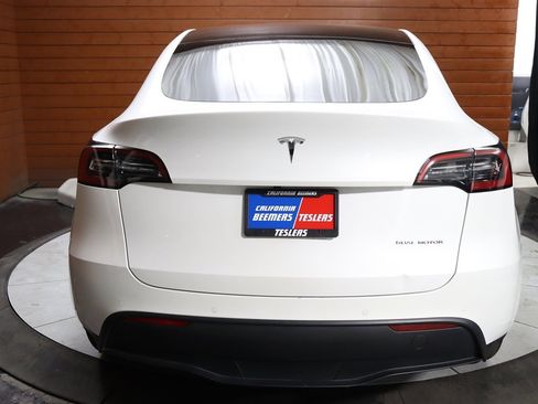 Used 2022 Tesla Model Y Long Range image 24