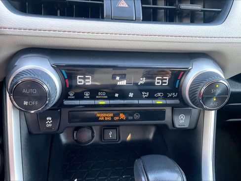 Used 2021 Toyota RAV4 XLE FWD image 31