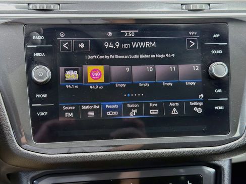 Used 2023 Volkswagen Tiguan SE w/ Panoramic Sunroof Package FWD image 32