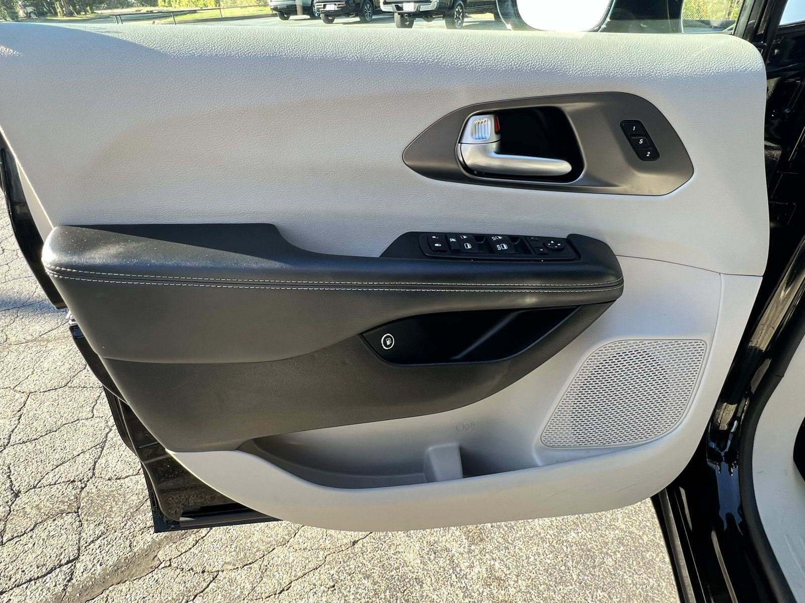 Used 2024 Chrysler Pacifica Limited FWD image 29