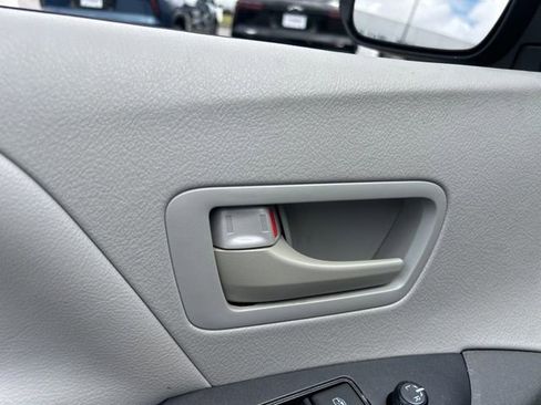 Used 2020 Toyota Sienna L image 12