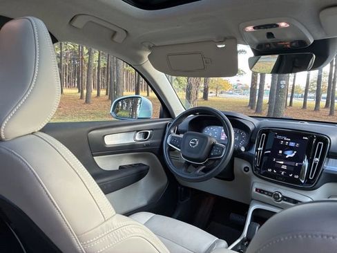 Used 2022 Volvo XC40 T5 Momentum w/ Premium Package image 23