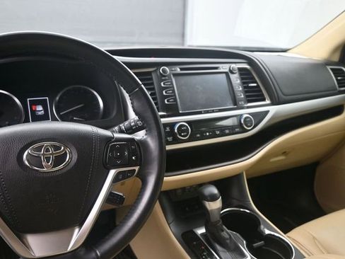Used 2019 Toyota Highlander XLE image 11