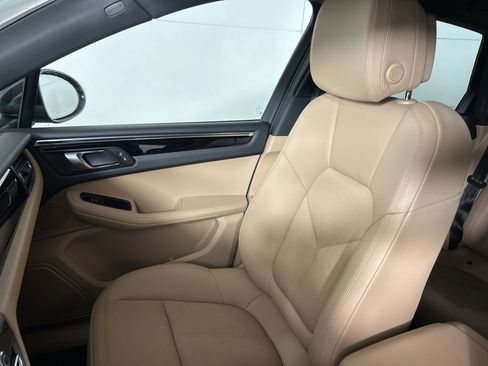 Certified 2025 Porsche Macan image 5